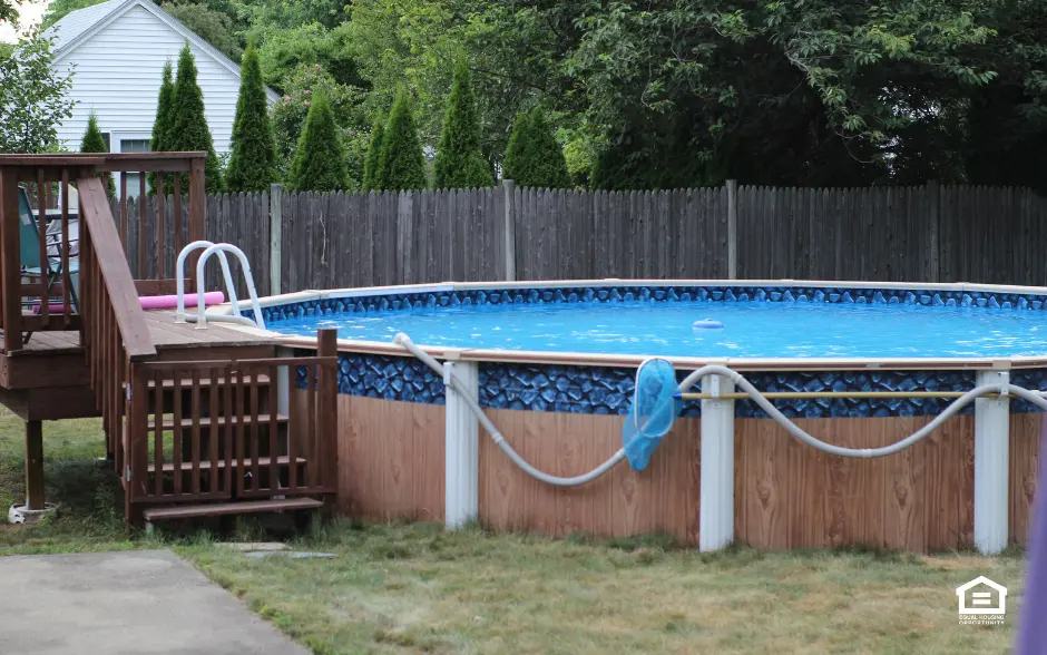 Above ground swimming pool